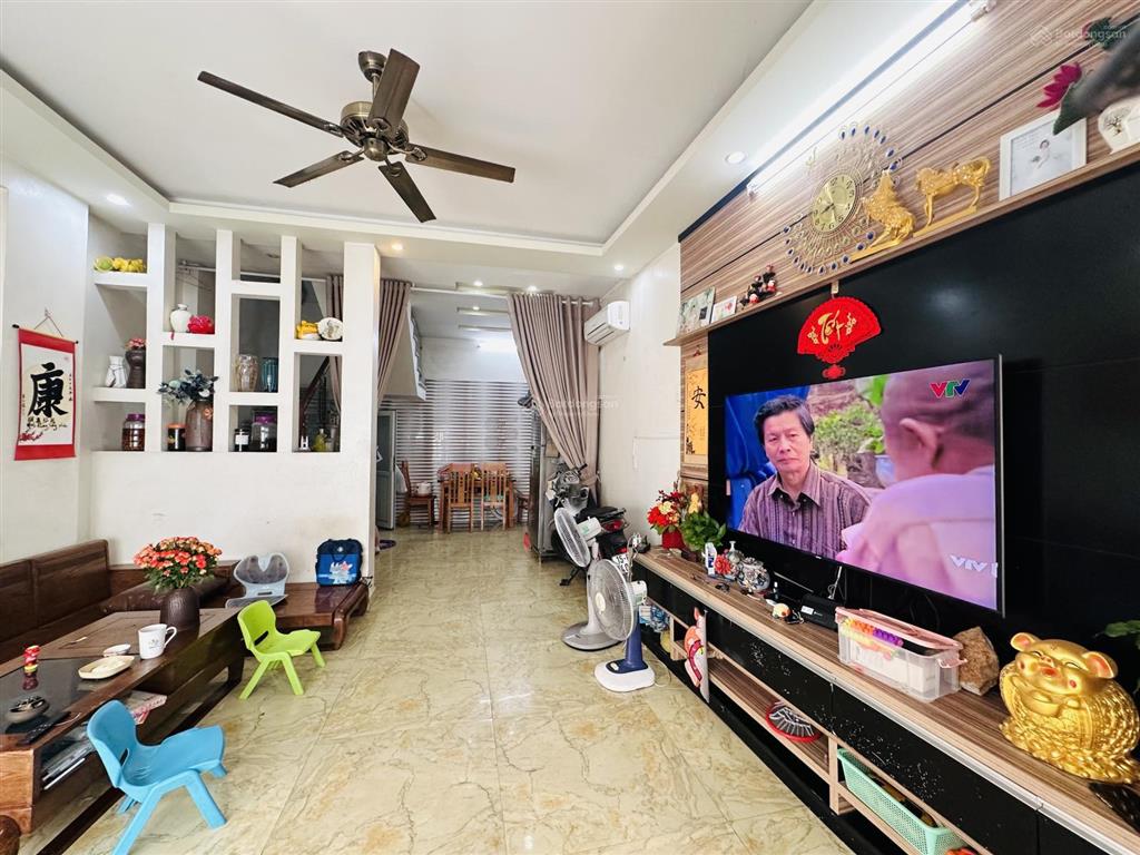 Bán nhà phố nguyễn tường loan. 40m2 x 3 tầng. mặt tiền 5m. ô tô đỗ ngay cửa. 3,3 tỷ