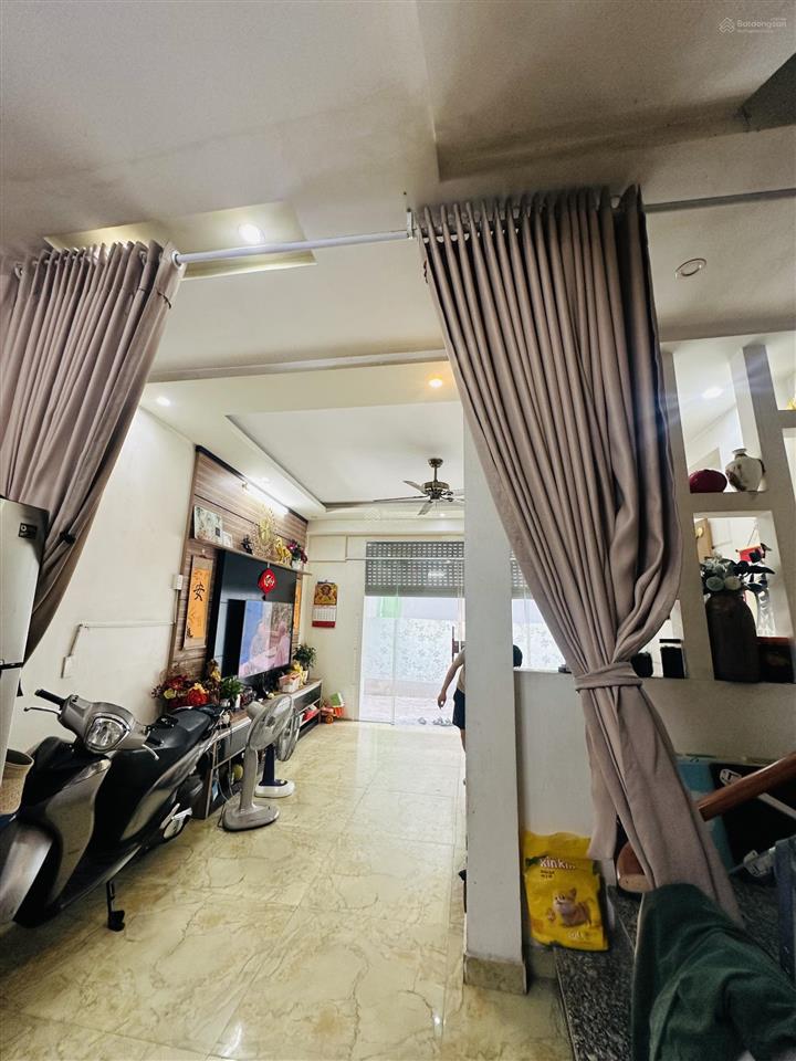Bán nhà phố nguyễn tường loan. 40m2 x 3 tầng. mặt tiền 5m. ô tô đỗ ngay cửa. 3,3 tỷ