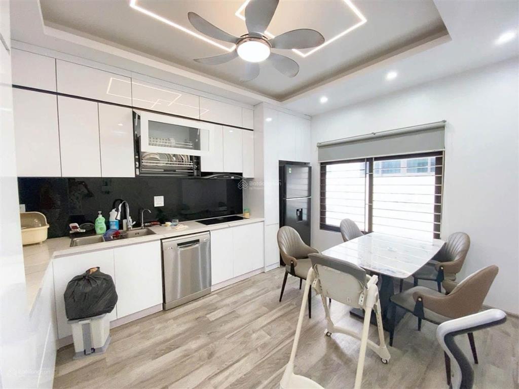 Bán nhà phố đội cấn. dt. 35m. mt 3,5m. 5 tầng. giá. 7 tỷ.