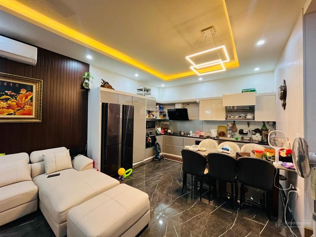 Bán nhà mặt đường bờ sông sét. dt. 40m. mt. 4m. 5 tầng. 12 tỷ.