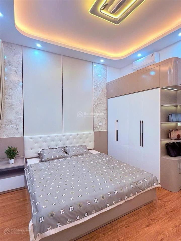 Bán nhà tô vĩnh diện  dt 55m2 mt 4,5m 5 tầng. giá 15 tỷ. sổ đỏ vuông vắn cầm tay