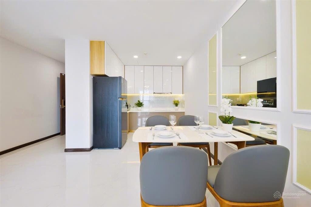 Bán căn góc tầng cao view đẹp thoáng mát 3pn 2wc full nội thất gần sân bay 92m2 giá nhận nhà 7.8tỷ