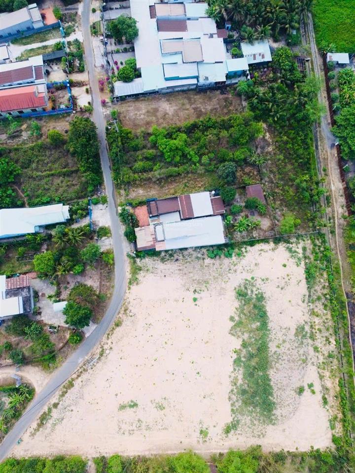 Đất diện tích lớn (15x76m) 1.055m² có (300m² thổ sẵn), cách ql22 1km khu dân cư hiện hữu