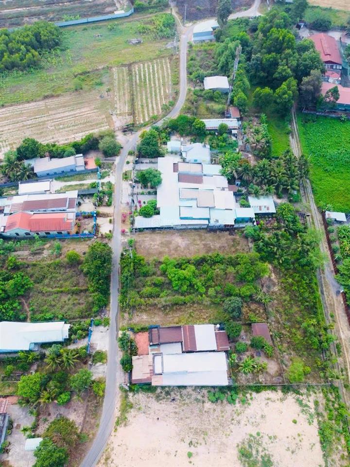 Đất diện tích lớn (15x76m) 1.055m² có (300m² thổ sẵn), cách ql22 1km khu dân cư hiện hữu