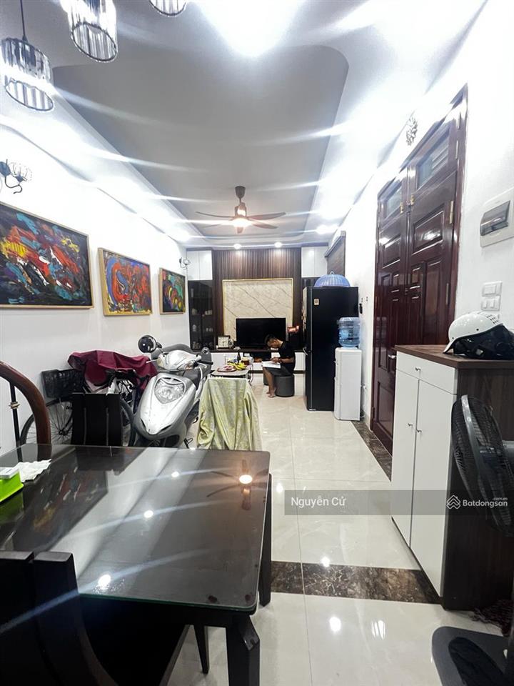 Hiếm! có 102 phố hào nam, hoàng cầu, 48m*5t* gần ô tô, 2 thoáng, ô chờ thang máy, ở cực vip.