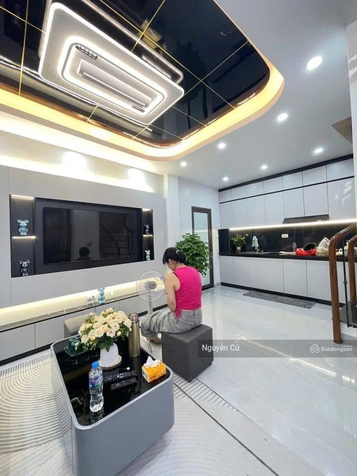 Hiếm! có 102 phố chùa bộc, tây sơn, gần phố, ngõ thông, 2 thoáng kdvp, spa, 38m*5t* ở cực sướng!