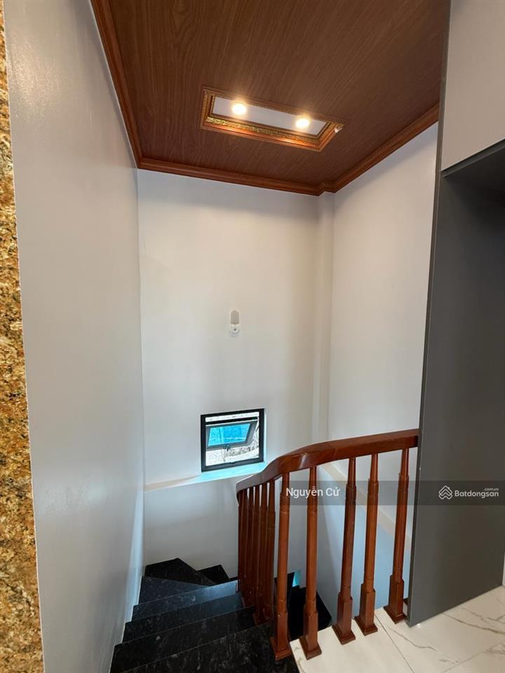 Có 102, phố hào nam, hoàng cầu, gần ô tô đỗ,2 thoáng, ngõ thông, ful nội thất, 48m*4t*ở cực vip.