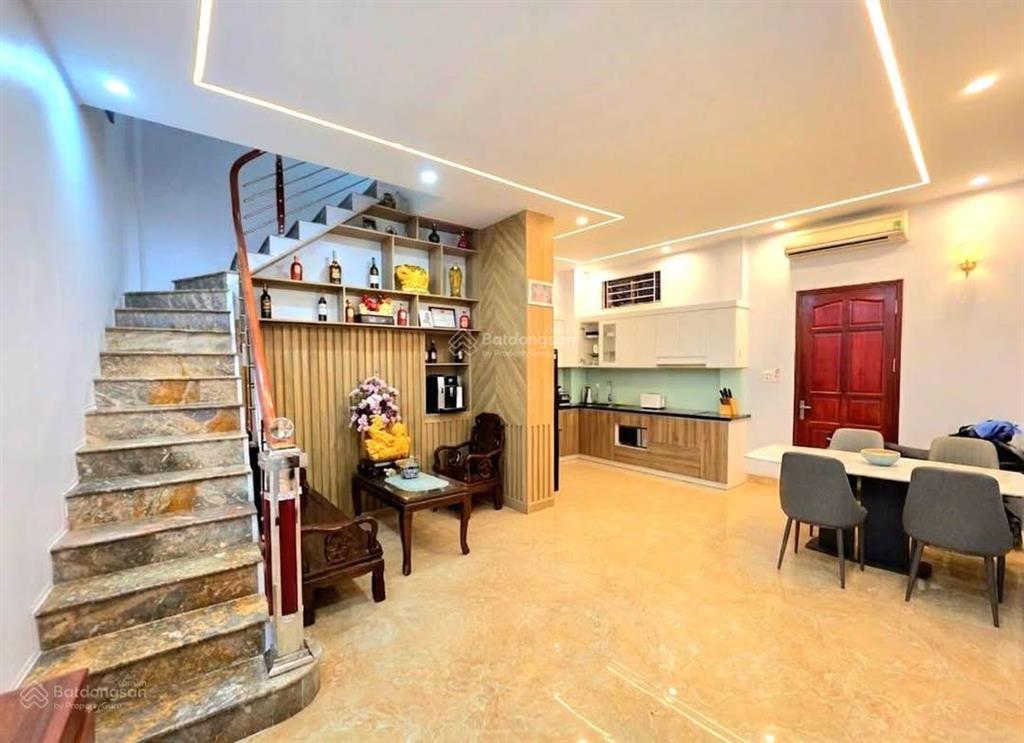 Bán nhà kim mã mặt tiền 8m , đất nở hậu , 30m ra mặt phố , chủ xây tâm huyết full nội thất.