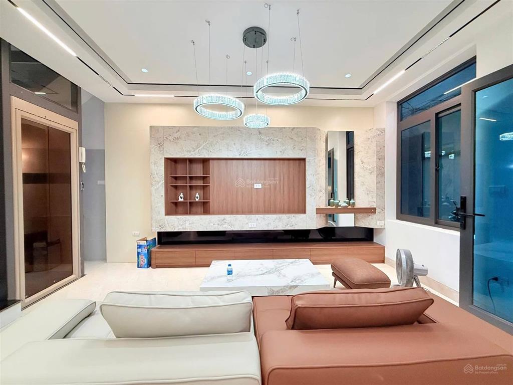 Phố vip! thang máy hoàng cầu, ngõ ô tô vf3, 10m ra mặt hồ ô tô tránh, lô góc 2 thoáng, 42m2*6 tầng