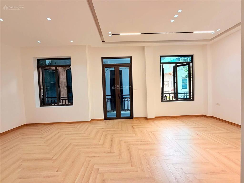 Phố vip! thang máy hoàng cầu, ngõ ô tô vf3, 10m ra mặt hồ ô tô tránh, lô góc 2 thoáng, 42m2*6 tầng