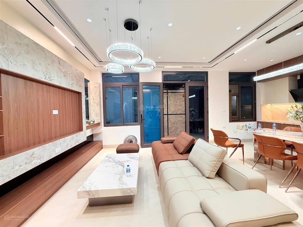 Phố vip! thang máy hoàng cầu, ngõ ô tô vf3, 10m ra mặt hồ ô tô tránh, lô góc 2 thoáng, 42m2*6 tầng