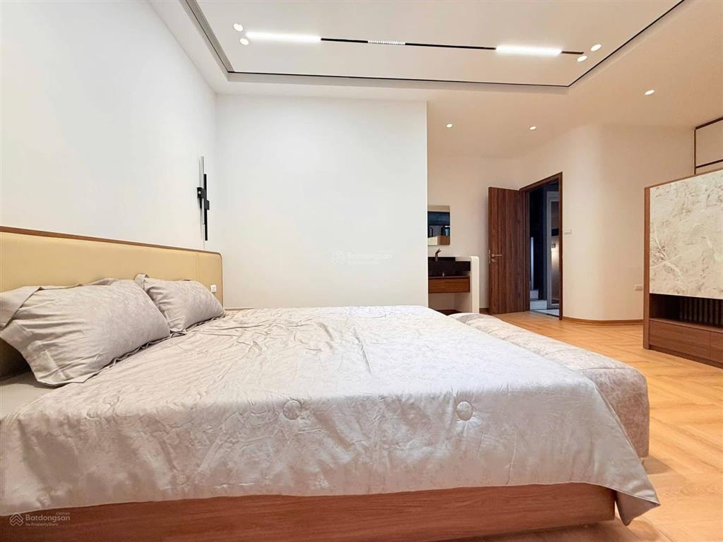 Phố vip! thang máy hoàng cầu, ngõ ô tô vf3, 10m ra mặt hồ ô tô tránh, lô góc 2 thoáng, 42m2*6 tầng