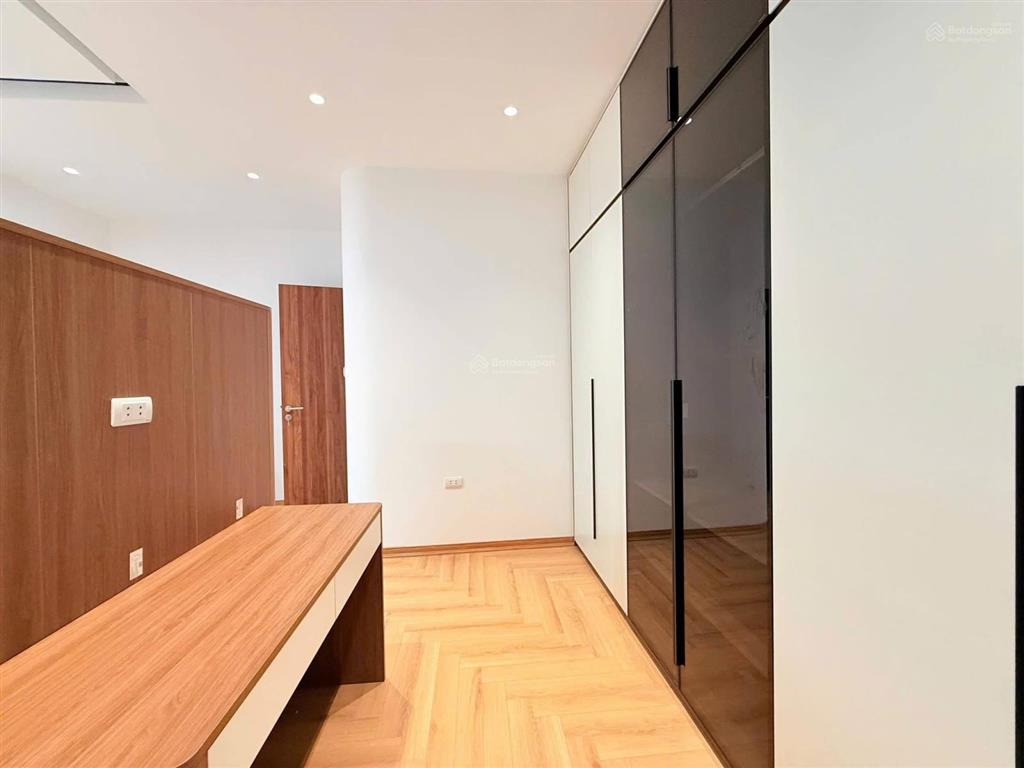 Phố vip! thang máy hoàng cầu, ngõ ô tô vf3, 10m ra mặt hồ ô tô tránh, lô góc 2 thoáng, 42m2*6 tầng