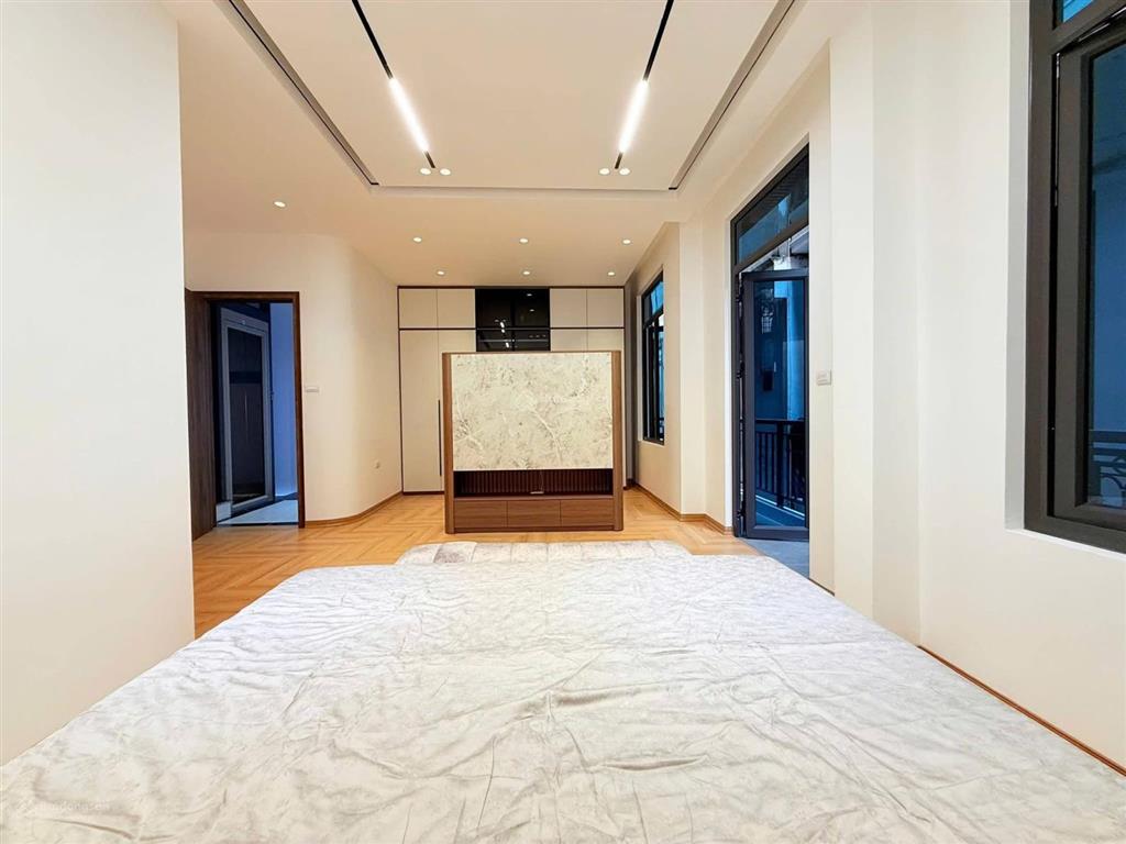 Phố vip! thang máy hoàng cầu, ngõ ô tô vf3, 10m ra mặt hồ ô tô tránh, lô góc 2 thoáng, 42m2*6 tầng