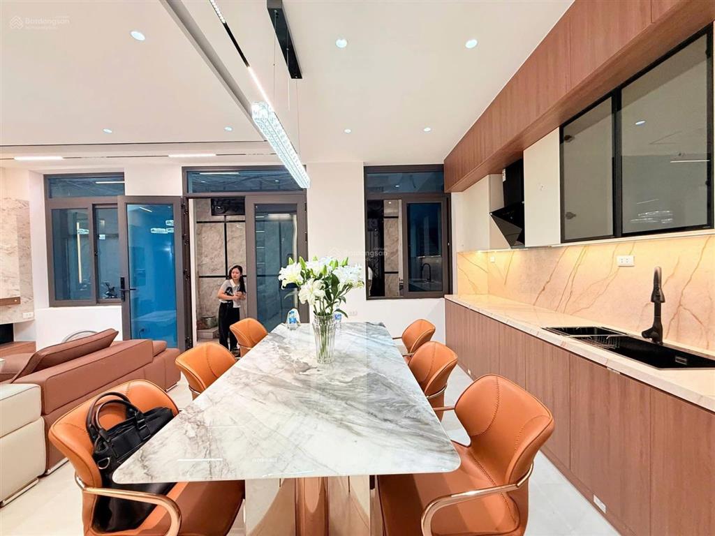 Phố vip! thang máy hoàng cầu, ngõ ô tô vf3, 10m ra mặt hồ ô tô tránh, lô góc 2 thoáng, 42m2*6 tầng