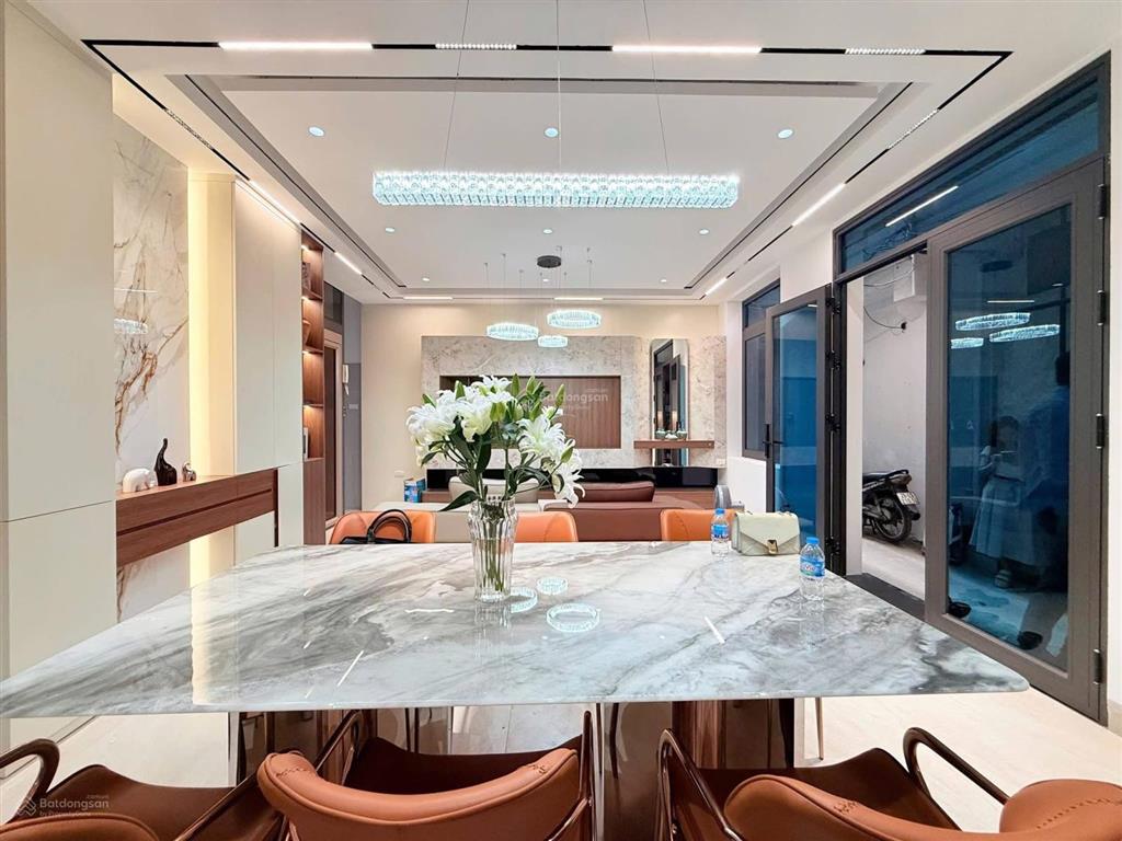 Phố vip! thang máy hoàng cầu, ngõ ô tô vf3, 10m ra mặt hồ ô tô tránh, lô góc 2 thoáng, 42m2*6 tầng