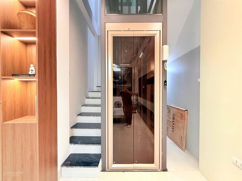 Phố vip! thang máy hoàng cầu, ngõ ô tô vf3, 10m ra mặt hồ ô tô tránh, lô góc 2 thoáng, 42m2*6 tầng