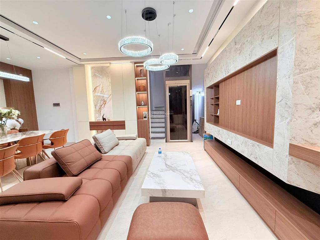 Phố vip! thang máy hoàng cầu, ngõ ô tô vf3, 10m ra mặt hồ ô tô tránh, lô góc 2 thoáng, 42m2*6 tầng