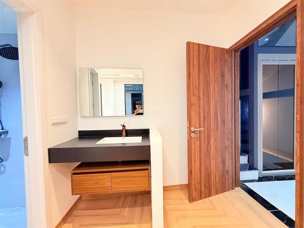 Phố vip! thang máy hoàng cầu, ngõ ô tô vf3, 10m ra mặt hồ ô tô tránh, lô góc 2 thoáng, 42m2*6 tầng