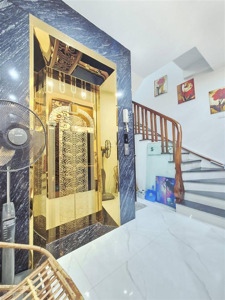 Lô góc pháo đài láng, ngõ thông, 2 thoáng, 2 ngoặt ra mặt phố ô tô đỗ, nhà mới, thang máy, 41m2*6t