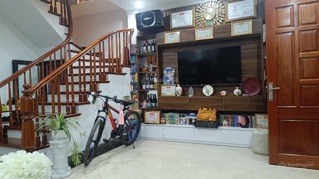 Phố víp! ngọc khánh, vf3 đỗ tận cửa, 20m ra mặt phố, ko quy hoạch, ko lỗi phong thuỷ, 42m2*5tầng
