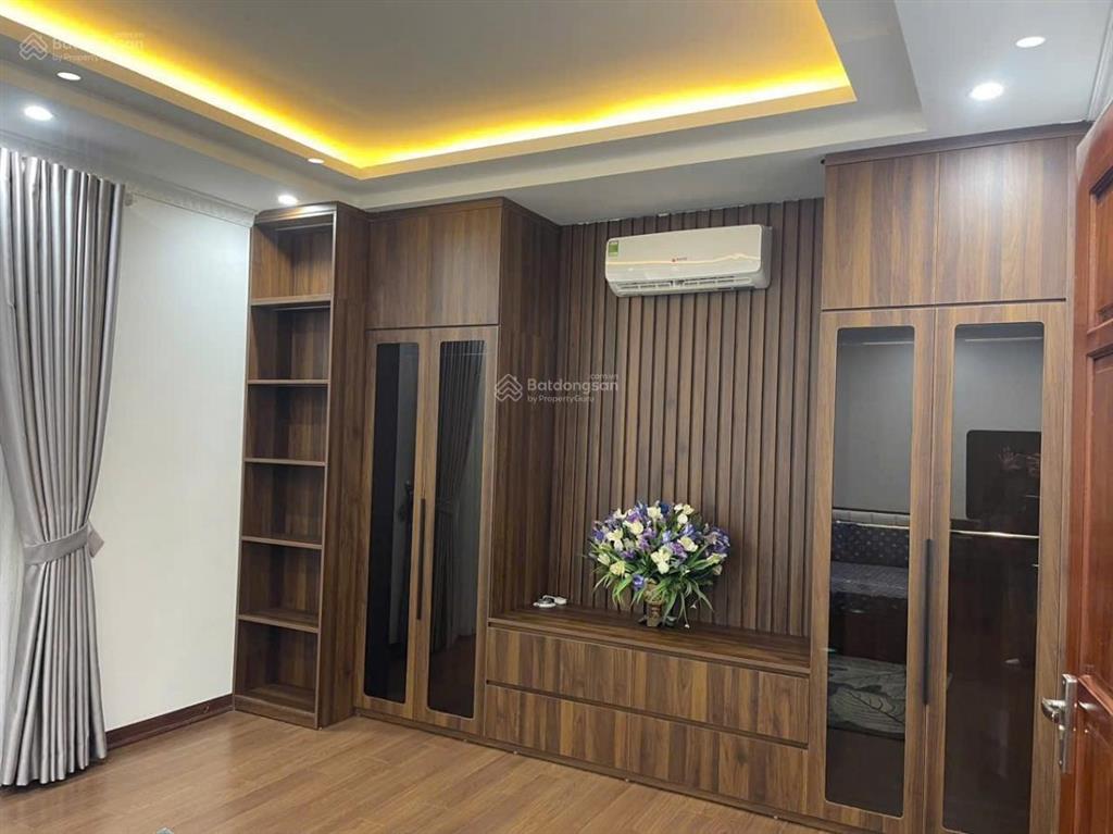 Phố víp! ngọc khánh, vf3 đỗ tận cửa, 20m ra mặt phố, ko quy hoạch, ko lỗi phong thuỷ, 42m2*5tầng