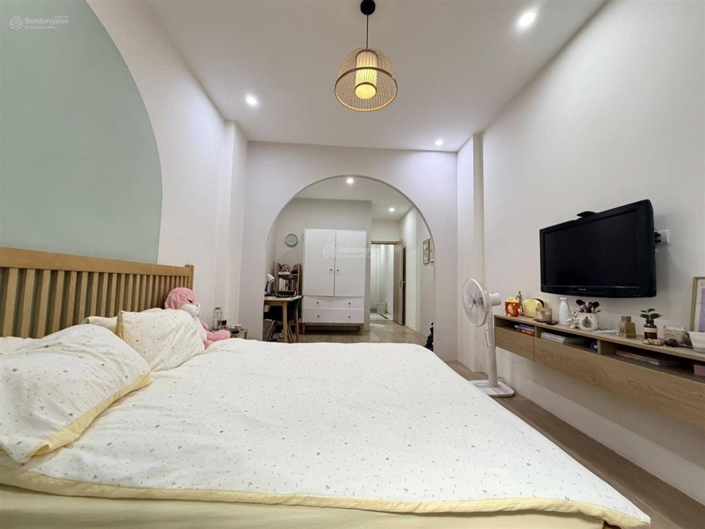 Giá nào cũng bán! nhà hào nam, trước nhà thoáng sáng, cách ô tô tránh chỉ 60m, nhà đẹp ở ngay.