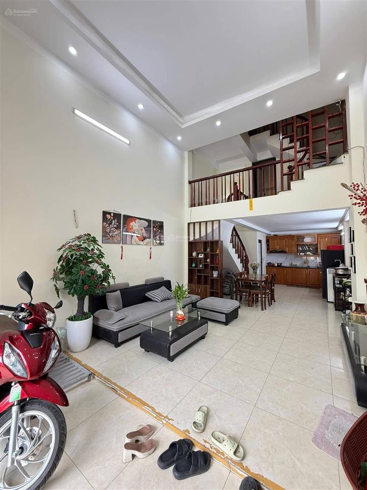 Giá nào cũng bán! nhà hào nam, trước nhà thoáng sáng, cách ô tô tránh chỉ 60m, nhà đẹp ở ngay.