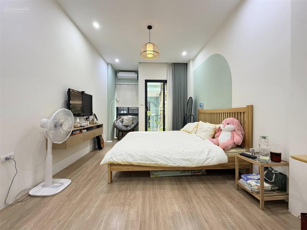 Giá nào cũng bán! nhà hào nam, trước nhà thoáng sáng, cách ô tô tránh chỉ 60m, nhà đẹp ở ngay.
