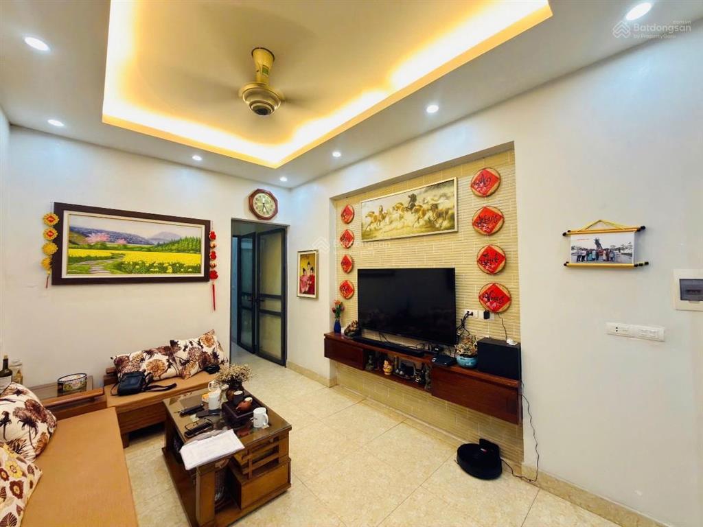 Có 102 ngõ ô tô phố hoàng cầu, mặt tiền đẹp, ngõ thông kinh doanh tốt, full nội thất, sổ đỏ cc.