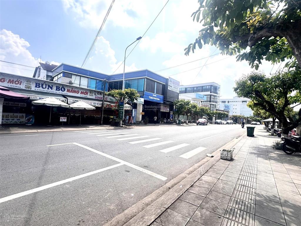 Bán đất 2 mặt tiền rộng 24m, thuận lợi kinh doanh mọi ngành nghề. hđt dài hạn thu nhập 300triệu/năm