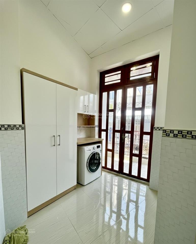 Nhà đẹp đón tết  kế kdc himlam  33m2, 2 tầng  chỉ 3.7 tỷ tl  có sân để xe, 50m2 ra mt đường.