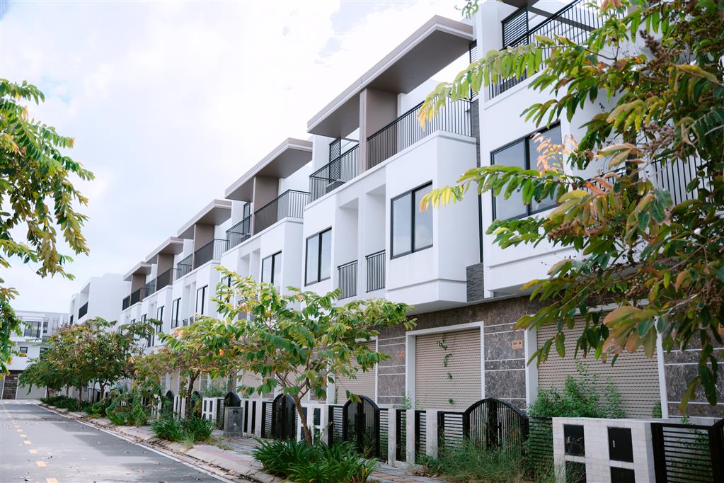 Nhà phố The Light City Vũng Tàu  100m²  1 trệt 2 lầu  Sổ hồng riêng  Chỉ 5,4 tỷ