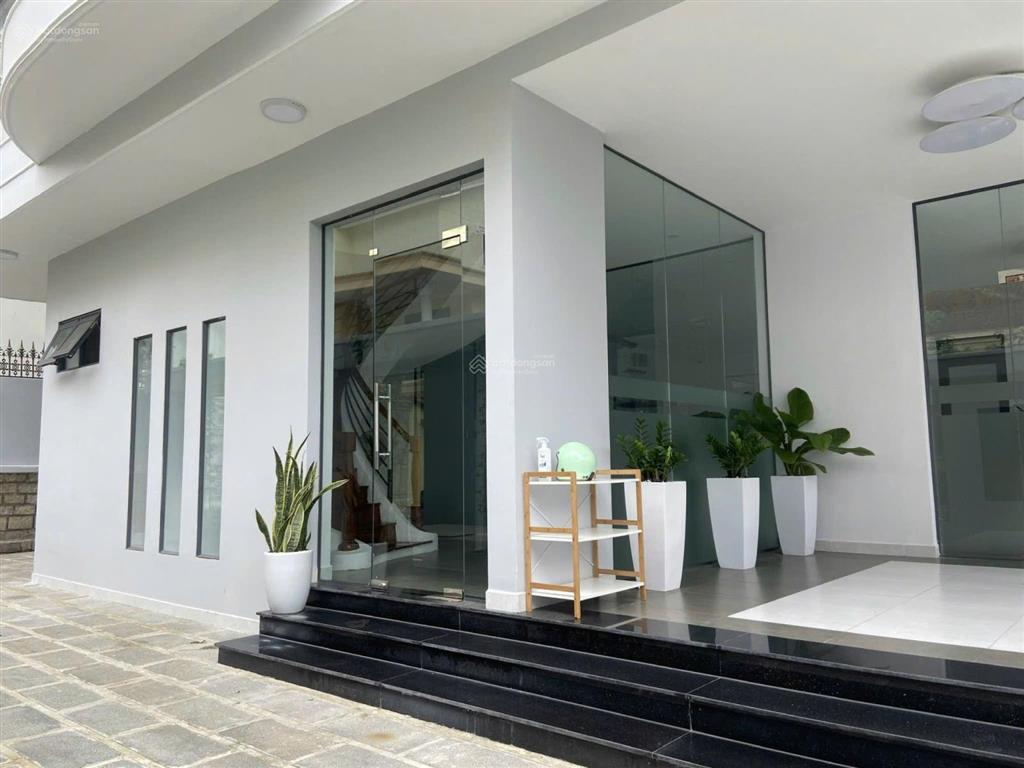 Siêu phẩm! cho thuê biệt thự 3 tầng, 5pn thông thoáng, khu compound an ninh, phù hợp ở và làm vp