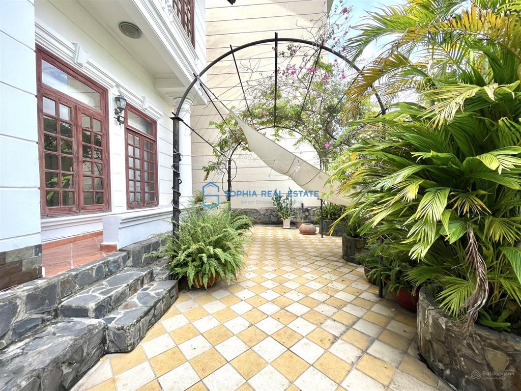 Cho thuê biệt thự view sông 16x35m 3 tầng 5pn, toilet riêng, hồ bơi sân vườn thoáng, giá chỉ 100tr