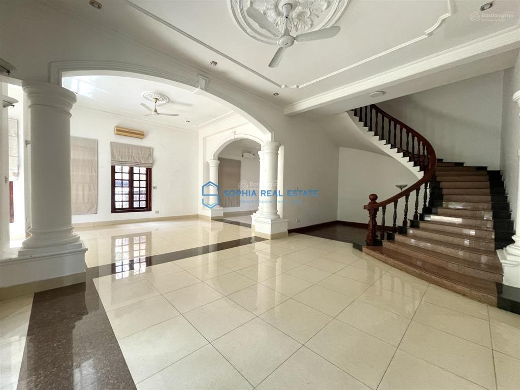 Cho thuê biệt thự view sông 16x35m 3 tầng 5pn, toilet riêng, hồ bơi sân vườn thoáng, giá chỉ 100tr