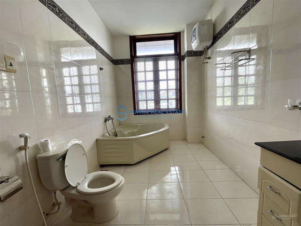 Cho thuê biệt thự view sông 16x35m 3 tầng 5pn, toilet riêng, hồ bơi sân vườn thoáng, giá chỉ 100tr
