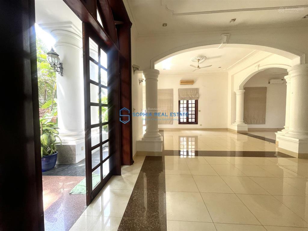 Cho thuê biệt thự view sông 16x35m 3 tầng 5pn, toilet riêng, hồ bơi sân vườn thoáng, giá chỉ 100tr