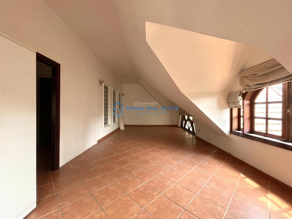 Cho thuê biệt thự view sông 16x35m 3 tầng 5pn, toilet riêng, hồ bơi sân vườn thoáng, giá chỉ 100tr