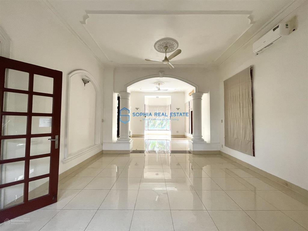 Cho thuê biệt thự view sông 16x35m 3 tầng 5pn, toilet riêng, hồ bơi sân vườn thoáng, giá chỉ 100tr