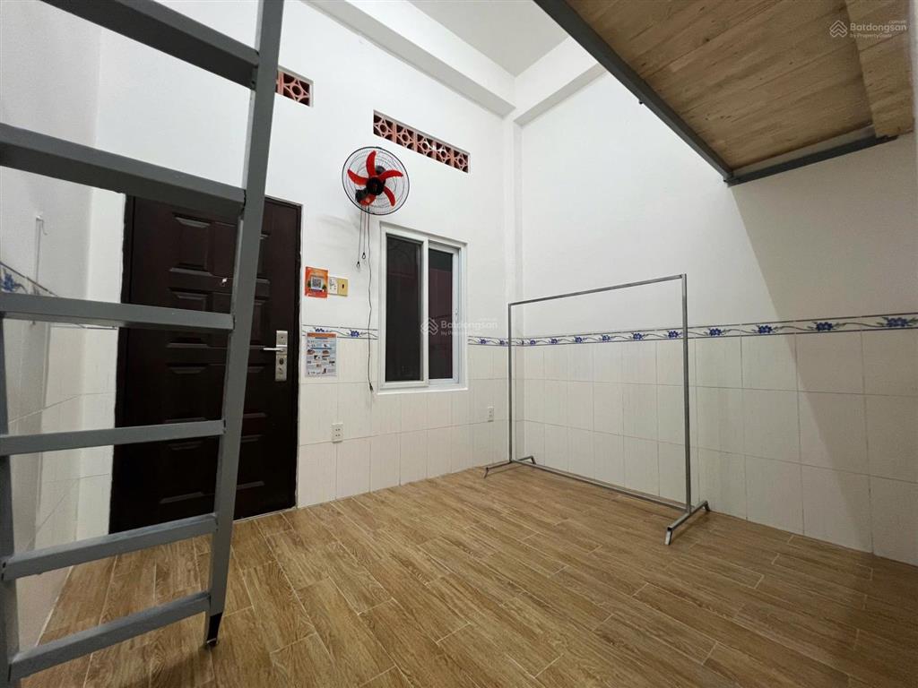 Phòng gác lửng rộng rãi gác cao ở 34 bạn 5 phút ra đh tôn đức thắng