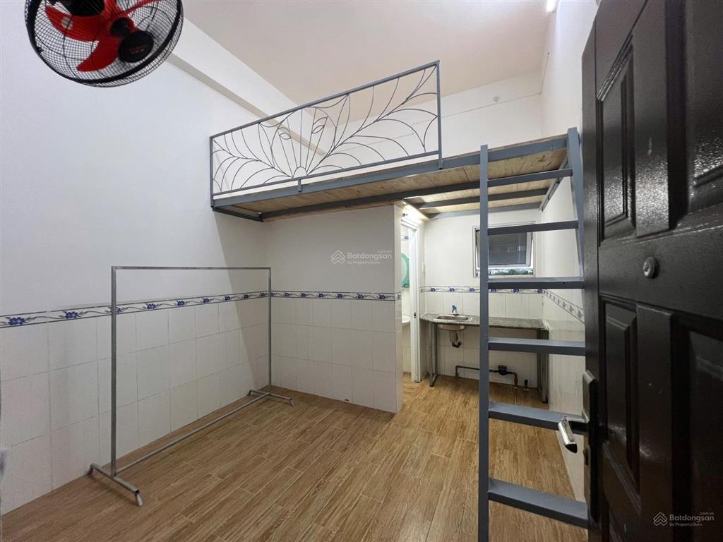 Phòng gác lửng rộng rãi gác cao ở 34 bạn 5 phút ra đh tôn đức thắng