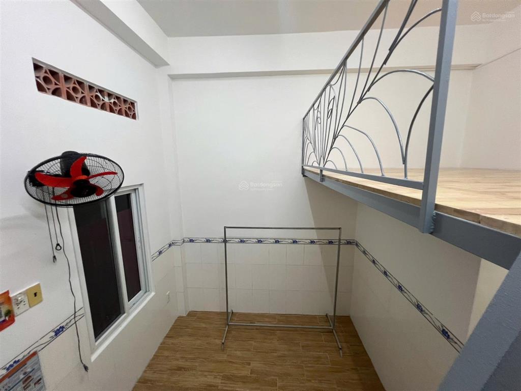 Phòng gác lửng rộng rãi gác cao ở 34 bạn 5 phút ra đh tôn đức thắng