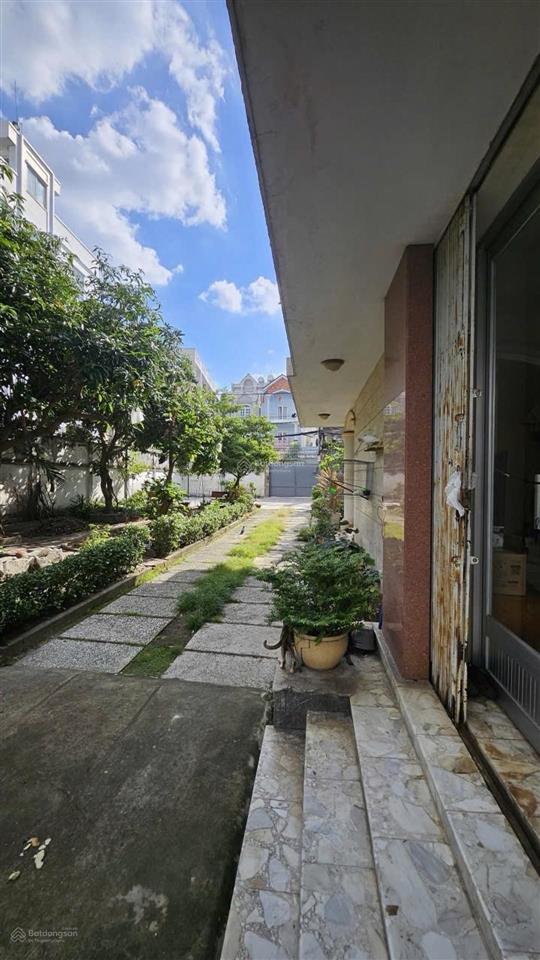 Bán nhà riêng sân vườn siêu rộng 625m2, đường trước nhà 16m, giá đầu tư, xây tòa nhà hoặc phân lô