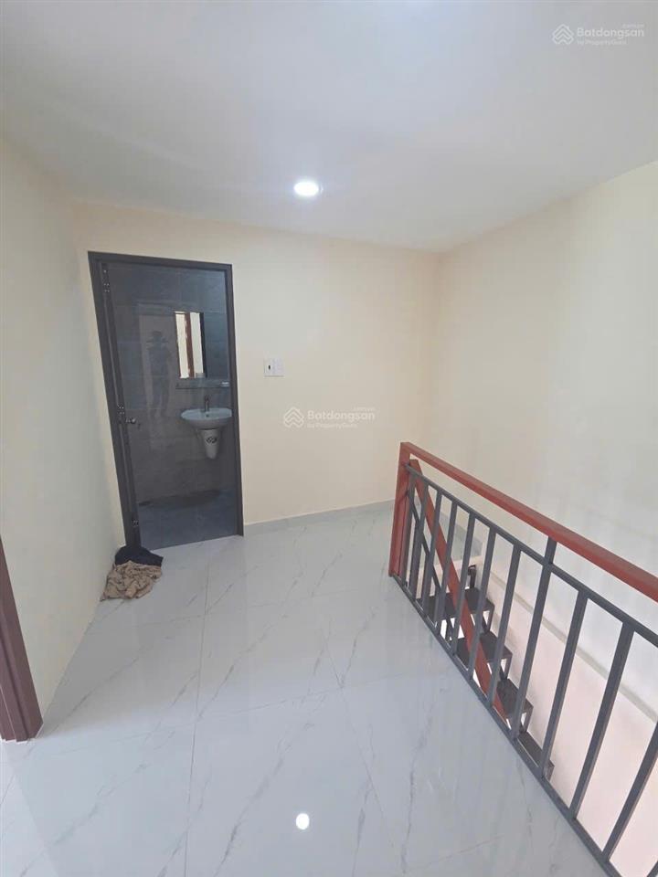 Chỉ 2,6 tỷ nhà 2 tầng, 2 phòng ngủ sổ hồng trao tay sát phạm văn đồng