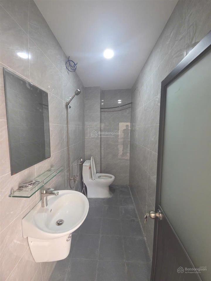 Chỉ 2,6 tỷ nhà 2 tầng, 2 phòng ngủ sổ hồng trao tay sát phạm văn đồng