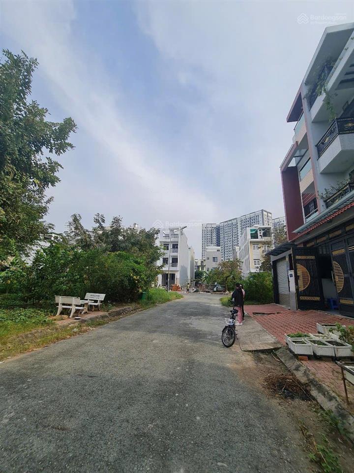 Lô đất đường chính 22m giá 53 triệu đồng/m2  làng đại học