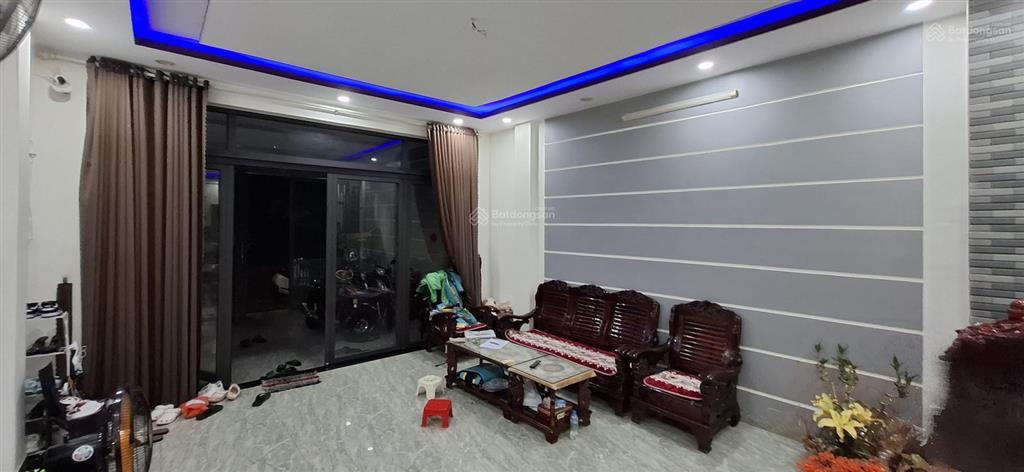 Nhà 3 tầng, 8 phòng, 8 wc, sát vịnh mân quang