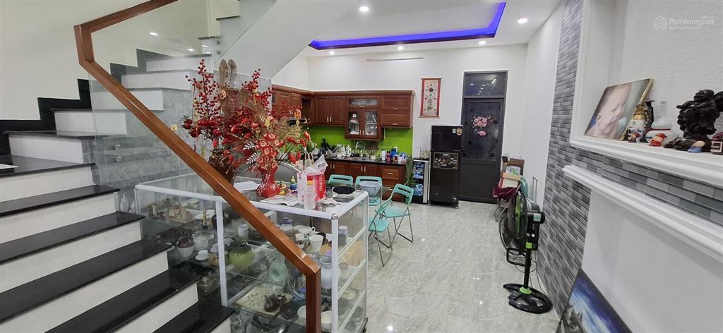 Nhà 3 tầng, 8 phòng, 8 wc, sát vịnh mân quang