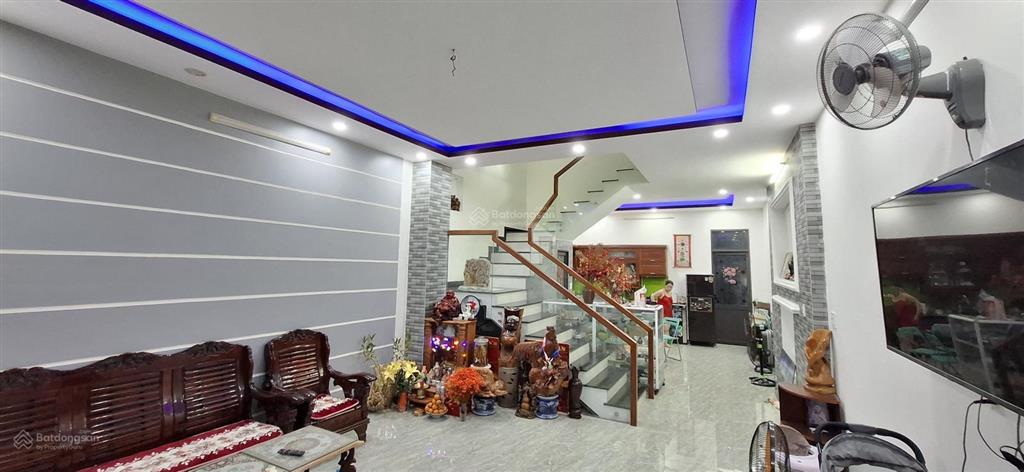 Nhà 3 tầng, 8 phòng, 8 wc, sát vịnh mân quang